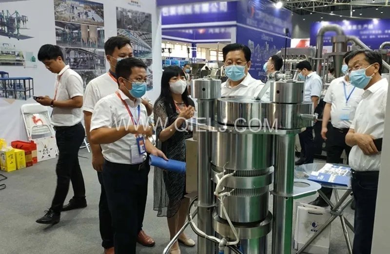 企鵝糧油機械榮獲第二十三屆中國農(nóng)加工投洽會“優(yōu)秀裝備展示獎”(圖2) 企鵝糧油機械榮獲第二十三屆中國農(nóng)加工投洽會“優(yōu)秀裝備展示獎”(圖2)