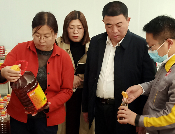 河南省農業(yè)廳專家驗收小組對蘭考花生基地及特香型花生油加工設備進行綠色食品加工認證驗收(圖3) 河南省農業(yè)廳專家驗收小組對蘭考花生基地及特香型花生油加工設備進行綠色食品加工認證驗收(圖3)